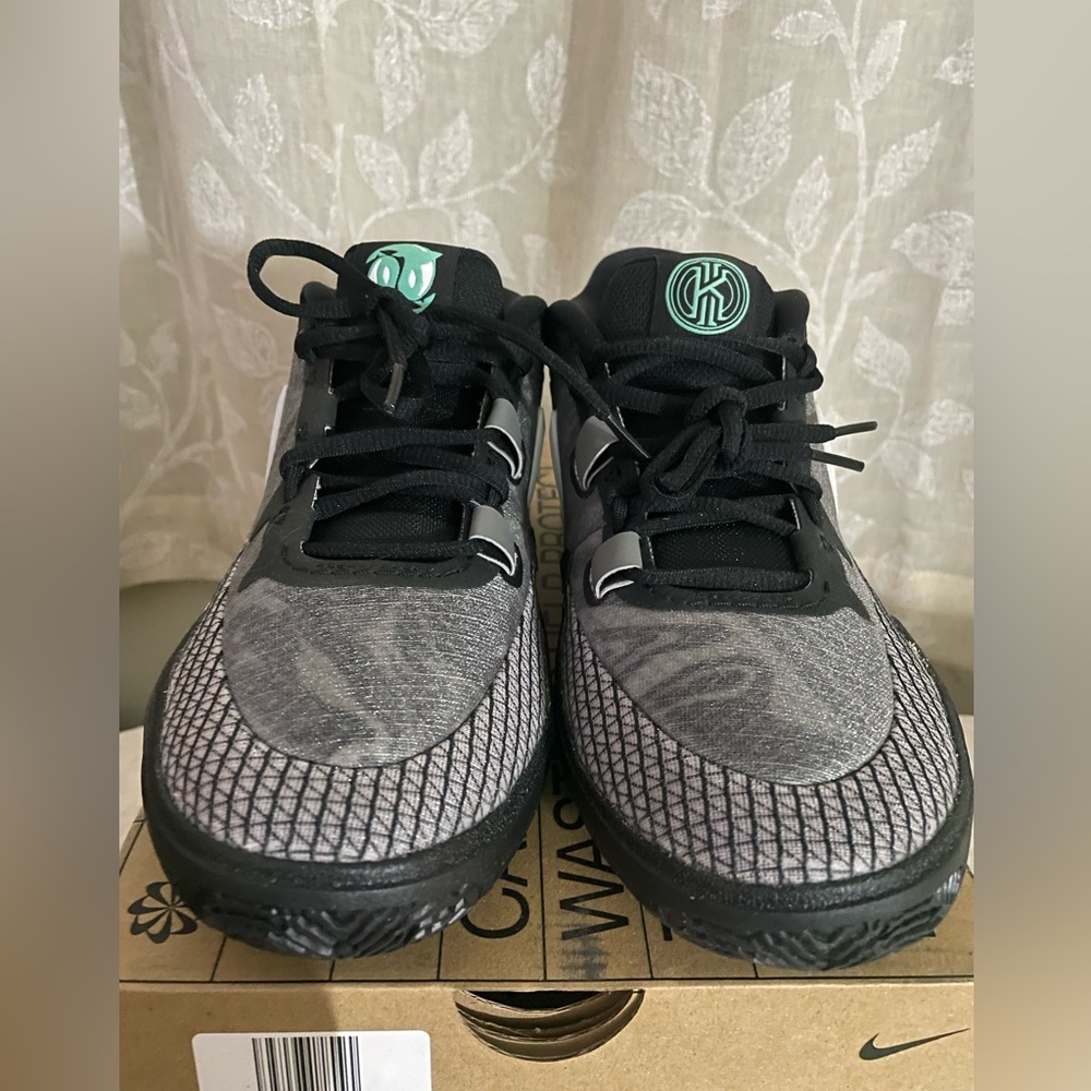 *New* Nike Kyrie Irving Shoes (Size 6 / 5Y)
